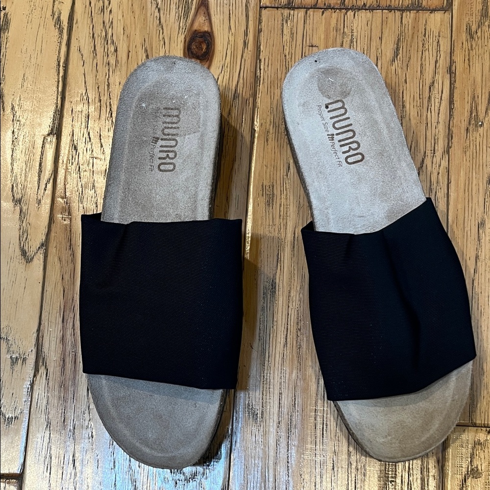 Munro Casita Black Wide-Band Slide Sandals - size 8